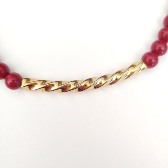 Vintage Trifari rusty red beaded necklace with twisted gold curved center bar - Picture 10 of 13
